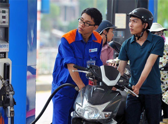 Giá xăng sẽ tăng tới đâu nếu cõng thêm 8.000 đồng thuế môi trường?