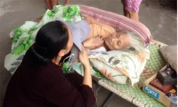 Giải cứu cụ bà 81 tuổi bị tai biến trong căn nhà bốc cháy