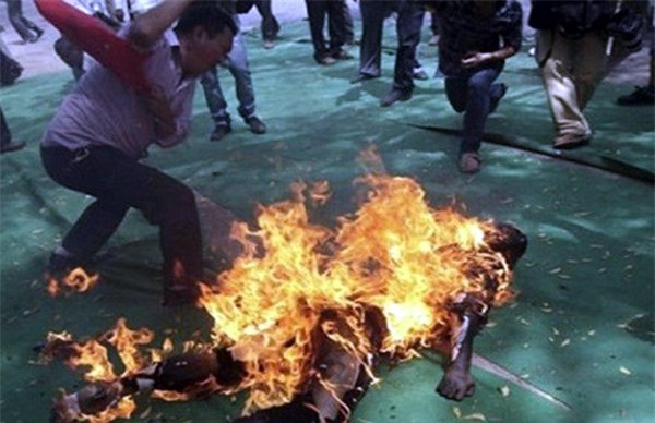 Hà Nội: Bàng hoàng bác sĩ mua xăng về nhà tự thiêu, tử vong