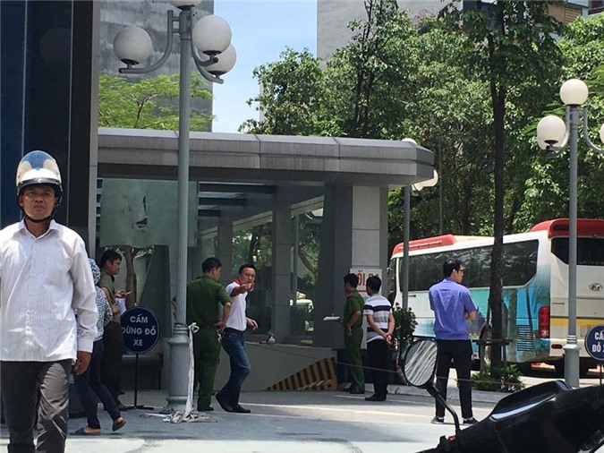 Hà Nội: Bàng hoàng cô gái trẻ rơi từ tầng 14, tử vong