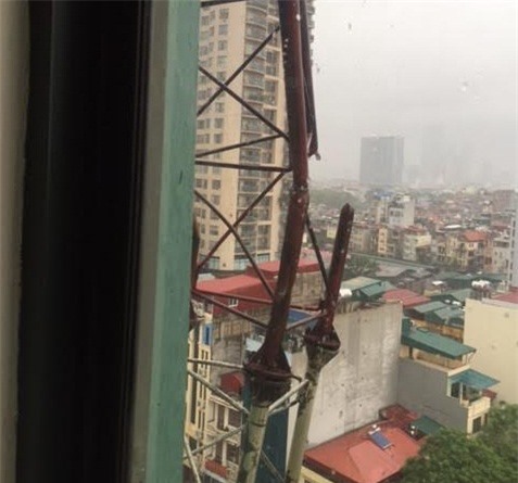 Hà Nội: Cột thu phát sóng đè chết 1 nhân viên văn phòng