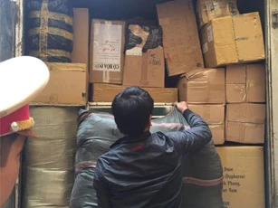 Hà Nội: CSGT phát hiện và thu giữ thực phẩm chức năng không rõ nguồn gốc