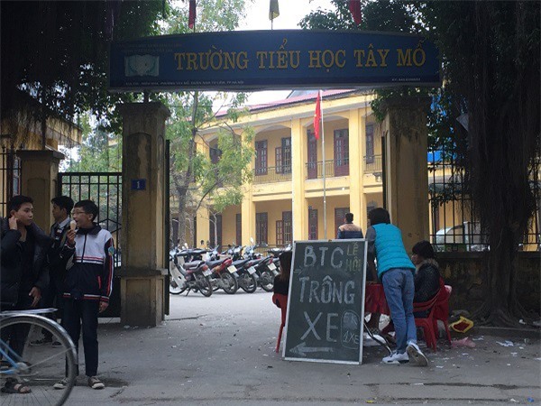 Hà Nội: Học sinh nghỉ học để lấy chỗ trống làm nơi đỗ xe lễ hội