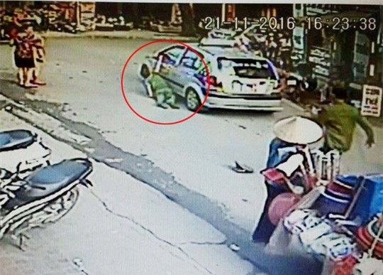 Hà Nội: Khởi tố vụ án tài xế taxi kéo lê công an trong lúc bỏ chạy