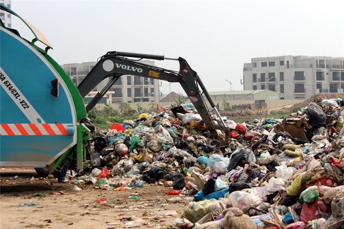 Hà Nội: Vừa trúng thầu, công ty thu gom đã đổ trộm hàng chục tấn rác