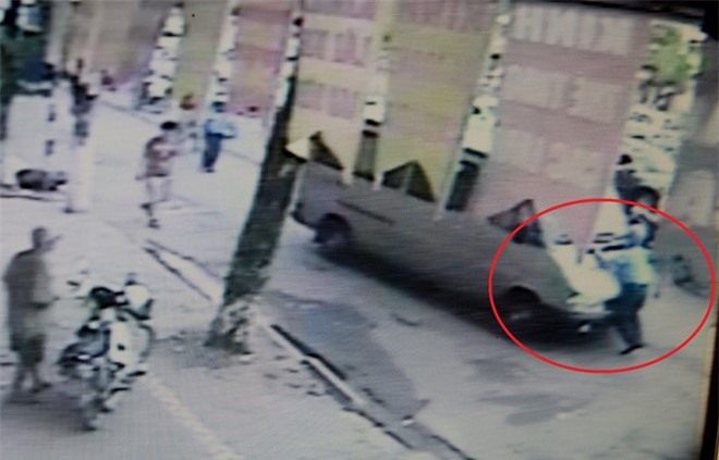 Hà Nội: Xe khách hất thanh tra giao thông lên nắp capo, bỏ chạy