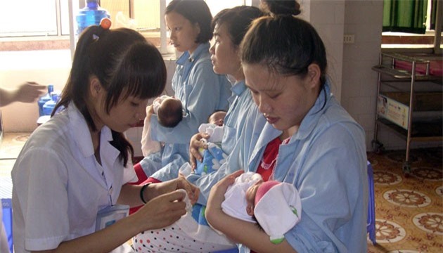 Hai gia đình tìm được con sau 4 năm bị trao nhầm