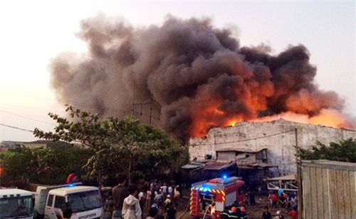 Hàng trăm cảnh sát dập tắt đám cháy lớn ở xưởng vải Sài Gòn