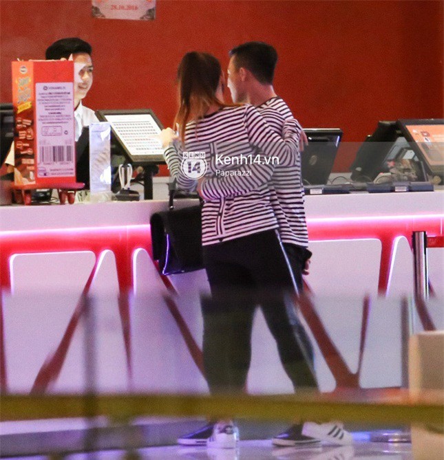 Hari Won - Trấn Thành diện đồ đôi, âu yếm bên nhau