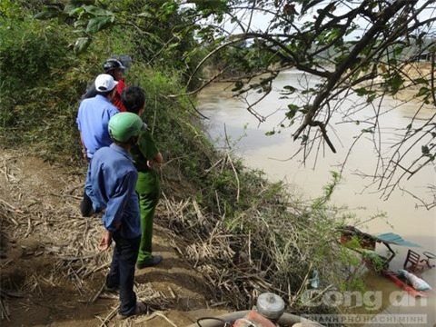 Hé lộ nguyên nhân vụ lật thuyền khiến 3 người gặp nạn