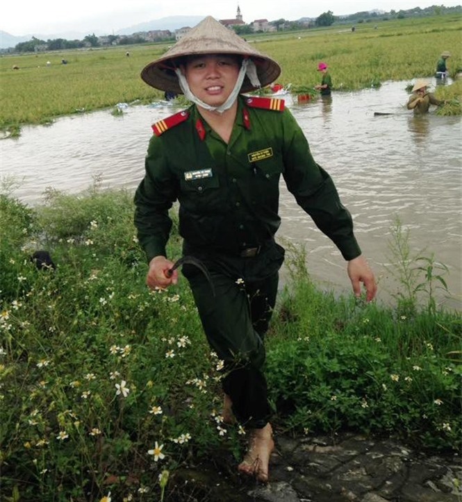 Hình ảnh đẹp về CSGT Ninh Bình giúp dân gặp lúa, chạy lụt