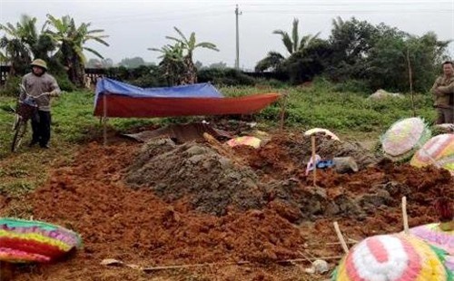 Hốt hoảng kẻ gian đào mộ đánh cắp thi thể cụ bà