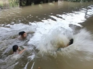 Huy động 100 người vớt thi thể 3 nữ sinh chết đuối
