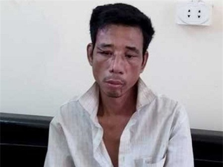 Kẻ ngáo đá kề dao vào cổ khống chế phụ nữ