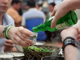 Khoe là đại gia, nam thanh niên bị bạn nhậu cướp sạch tài sản