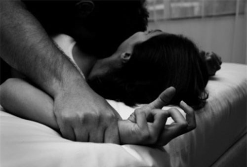 Không được "ân ái", chồng phẫn uất đâm chết vợ