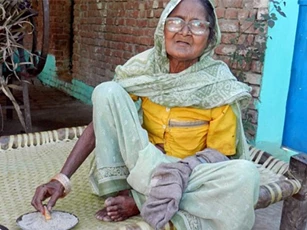 Kỳ lạ cụ bà ăn 1kg cát mỗi ngày trong 82 năm qua