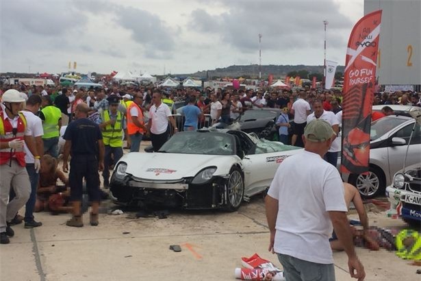 Lái Porsche 37 tỷ lao thẳng vào đám đông, 26 người thương vong