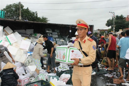 Lật xe chở trái cây, CSGT và người dân gom hàng giúp tài xế