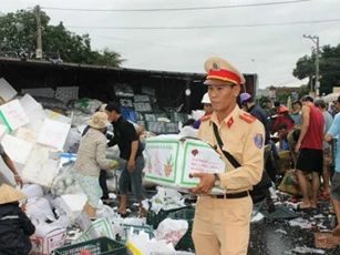 Lật xe chở trái cây, CSGT và người dân gom hàng giúp tài xế