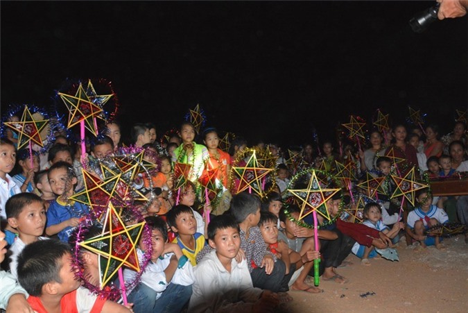 Mang “Vầng trăng yêu thương” đến với trẻ em khu tái định cư dân tộc Đan Lai