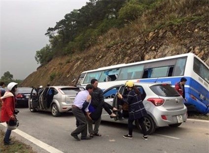 Mất phanh, xe khách chở hơn 40 người đâm vào vách núi