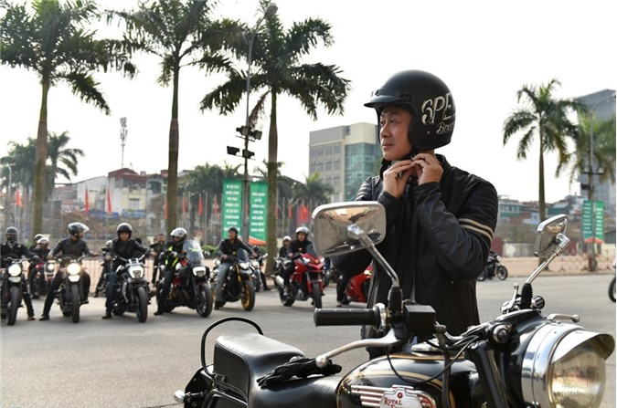 MC Anh Tuấn dẫn đoàn moto diễu hành trước đêm nhạc tưởng nhớ Trần Lập 