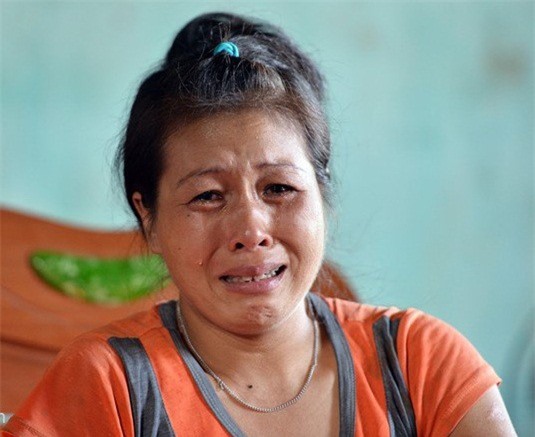 Mẹ khóc ngất biết con trai được thuê chặt chân tay đòi bảo hiểm