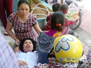 Mẹ ngất xỉu vì con trai 10 tuổi chết đuối ở hồ bơi không phép