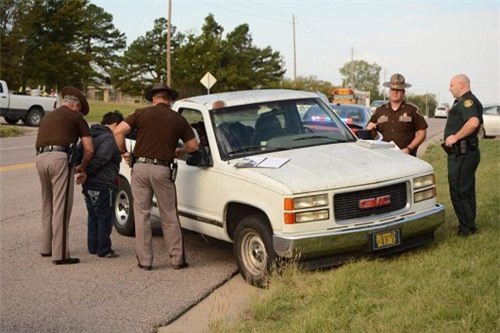 Mẹ say rượu, con trai 3 tuổi lái xe bon bon trên đường cao tốc