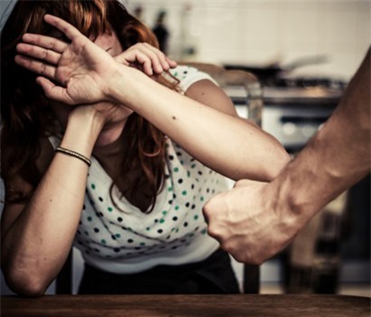 Mơ ngủ, cô gái mở cửa để "yêu râu xanh" xông vào hãm hiếp