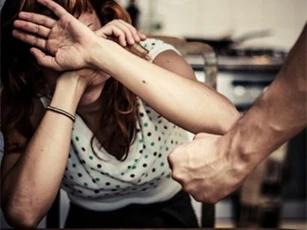 Mơ ngủ, cô gái mở cửa để "yêu râu xanh" xông vào hãm hiếp