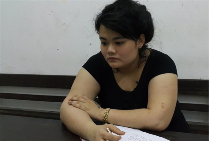 Mời bà chủ hát karaoke rồi "chôm" điện thoại đi "đập đá"