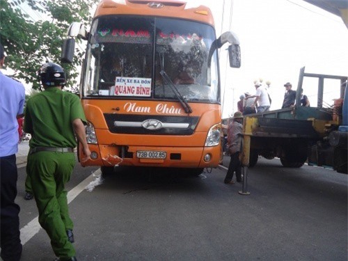 Một người đàn ông bị xe khách cán qua người, tử vong tại chỗ