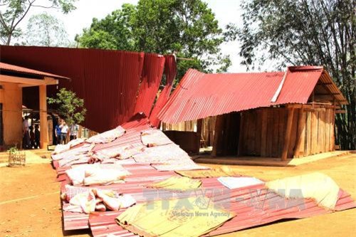 Mưa đá, lốc xoáy gây khiến hàng chục hộ dân thiệt hại