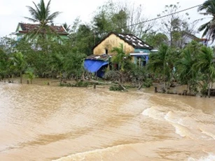 Mưa lũ miền Trung: Phó chủ tịch xã bị lũ cuốn tử vong