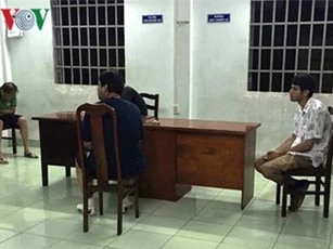Tài xế đạp cửa ô tô cầu cứu CSGT bắt 3 tên cướp