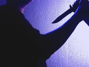Ngăn cản vợ đi nước ngoài không thành, chồng cầm dao đâm chết vợ và mẹ vợ
