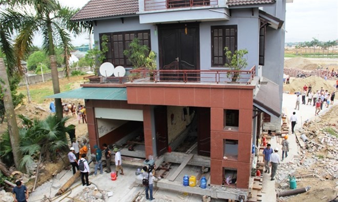 Nghệ An: Chi 1,4 tỷ cho "thần đèn" dời biệt thự 800 tấn đi 40m