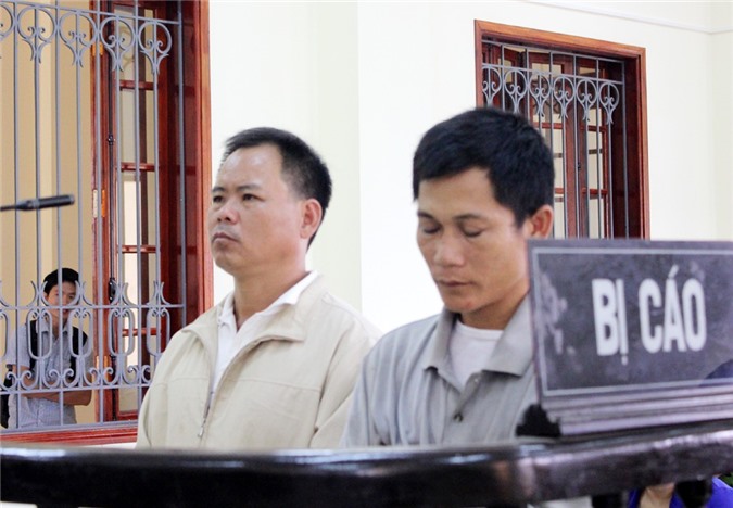 Nghệ An: Đục bom lấy thuốc nổ, hai nông dân lĩnh án
