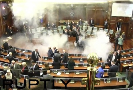 Nghị sĩ đem bom khói, hơi cay đi họp làm náo loạn Quốc hội