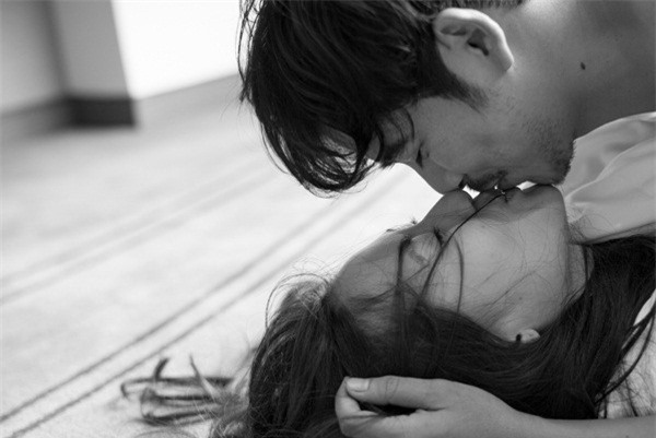 Ngọc Lan - Thanh Bình tung loạt ảnh cưới... trên giường