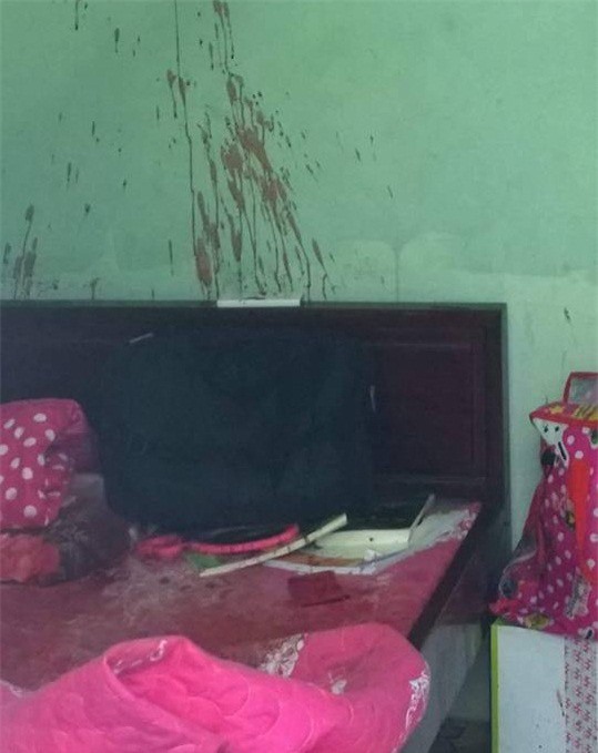 Ngồi ăn cùng trai lạ, vợ bị chồng cuồng ghen truy sát