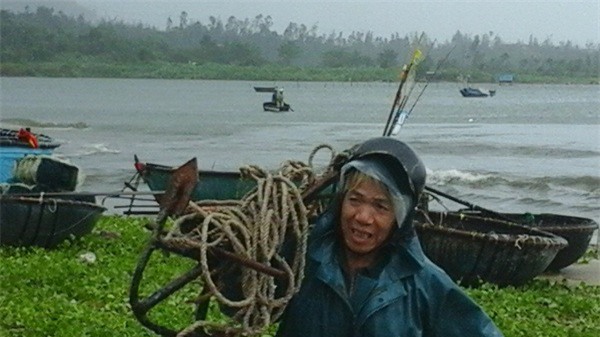 Người dân Đà Nẵng "căng mình" chống cơn bão số 3