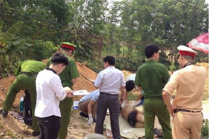 Người đàn ông chết bất thường bên vệ đường