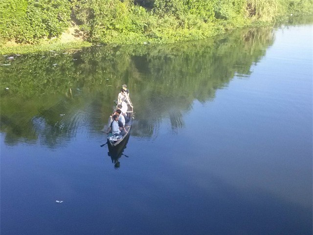 Người đàn ông cởi quần áo, nhảy xuống sông tự tử 