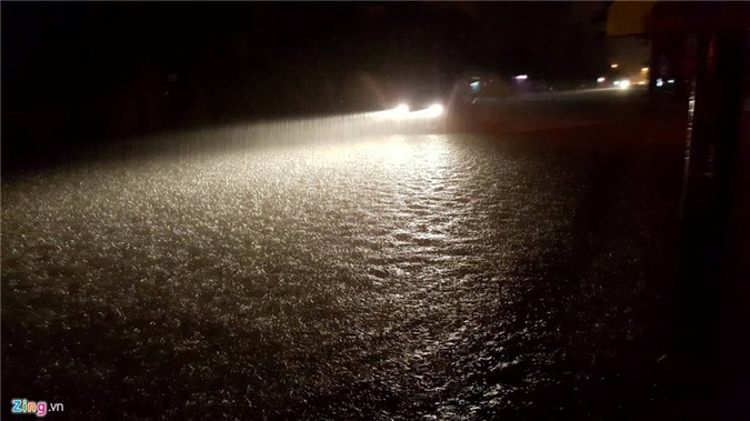 Hình ảnh Hà Nội chìm trong biển nước sau cơn mưa