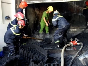 Nhà 3 tầng bốc cháy dữ dội, người dân hoảng loạn