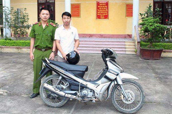 Nhặt được chìa khóa cùng vé xe, 2 thanh niên rủ nhau trộm xe máy