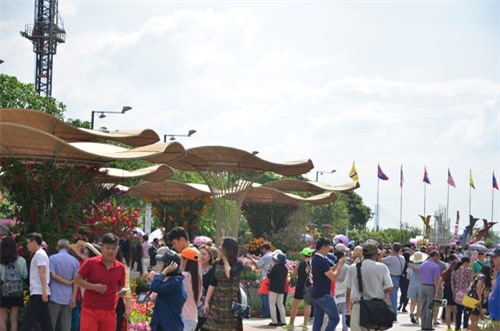 Nhiều trường hợp mất điện thoại tại Đường hoa Nguyễn Huệ